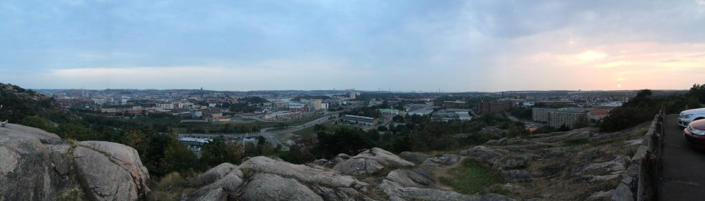 Sagt och gjort, här befinner vi oss uppe på Ramberget i Göteborg. Utsikten är fantastik härifrån ut över staden.